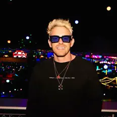 Ouça Dyluxe, assista a videoclipes, leia a biografia, veja as datas das turnês e mais!