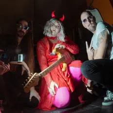 Écoutez Daphne + The Glitches, regardez des vidéoclips, lisez la biographie, consultez les dates de tournée et plus encore !