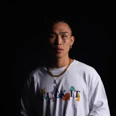 聆聽 upperkeen、觀看音樂影片、閱讀小傳、查看巡演日期等！