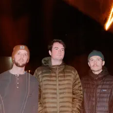 No Country dinle, müzik videolarını izle, biyografisini oku, tur tarihlerini ve daha fazlasını gör!