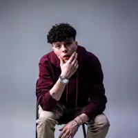 Poslechněte si interpreta undefined, sledujte hudební videa, přečtěte si životopis, podívejte se na data turné a další informace.