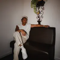 Ouça undefined, assista a videoclipes, leia a biografia, veja as datas das turnês e mais!