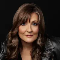 undefined सुनें, म्यूज़िक वीडियो देखें, बायो पढ़ें, दौरे की तारीखें और बहुत कुछ देखें!