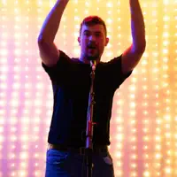 Poslechněte si interpreta undefined, sledujte hudební videa, přečtěte si životopis, podívejte se na data turné a další informace.