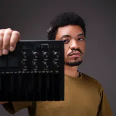 Ouve LarryO, vê vídeos de música, lê a biografia, vê as datas da digressão e muito mais!