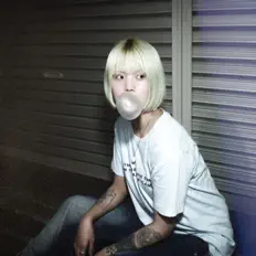 聆聽 lIlI、觀看音樂影片、閱讀小傳、查看巡演日期等！