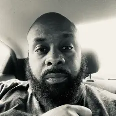 Laronを聴いたり、ミュージックビデオを鑑賞したり、経歴やツアー日程などを確認したりしましょう！