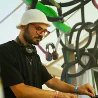 Ascolta undefined, guarda video musicali, leggi la biografia, vedi le date del tour & altro!