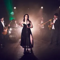 Ouve Two Cent Critics, vê vídeos de música, lê a biografia, vê as datas da digressão e muito mais!