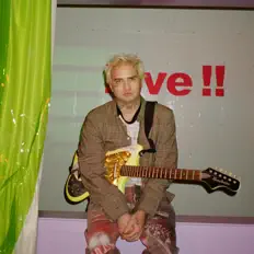 SMILEZ सुनें, म्यूज़िक वीडियो देखें, बायो पढ़ें, दौरे की तारीखें और बहुत कुछ देखें!