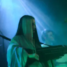 Escucha a MOONLOOM, mira videos musicales, lee su biografía, consulta las fechas de las gira y más.