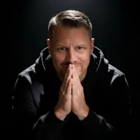 Hör dir undefined an, schau dir Musikvideos an, lies die Biografie, finde Tourdaten und mehr!