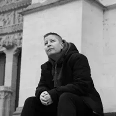 Escucha a EOM, mira videos musicales, lee su biografía, consulta las fechas de las gira y más.