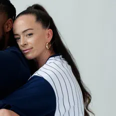 Carrie Baxter सुनें, म्यूज़िक वीडियो देखें, बायो पढ़ें, दौरे की तारीखें और बहुत कुछ देखें!