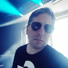 Poslechněte si interpreta Loco Ghost, sledujte hudební videa, přečtěte si životopis, podívejte se na data turné a další informace.