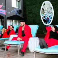 undefined dinle, müzik videolarını izle, biyografisini oku, tur tarihlerini ve daha fazlasını gör!