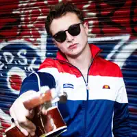 收听 undefined、观看音乐视频、阅读小传、查看巡演日期等 ！