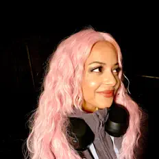 Lady Lolaを聴いたり、ミュージックビデオを鑑賞したり、経歴やツアー日程などを確認したりしましょう！