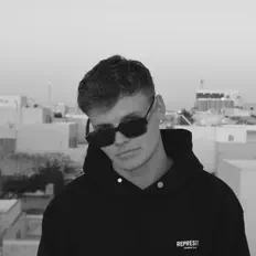 Posłuchaj wykonawcy Sezza, obejrzyj teledyski, przeczytaj biografię, zobacz daty tras koncertowych i nie tylko!