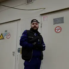 B.R.A44を聴いたり、ミュージックビデオを鑑賞したり、経歴やツアー日程などを確認したりしましょう！