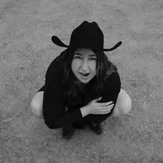 聆聽 Sylvee、觀看音樂影片、閱讀小傳、查看巡演日期等！