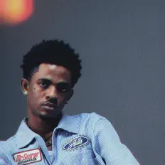 聆聽 Promcee、觀看音樂影片、閱讀小傳、查看巡演日期等！