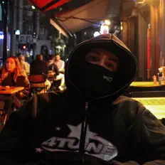 J. T.を聴いたり、ミュージックビデオを鑑賞したり、経歴やツアー日程などを確認したりしましょう！