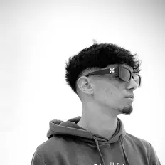 Droomsz을(를) 듣고, 뮤직 비디오를 보고, 약력을 읽고, 투어 일정 등을 확인하세요!