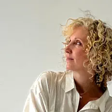 Jenny Bruceを聴いたり、ミュージックビデオを鑑賞したり、経歴やツアー日程などを確認したりしましょう！