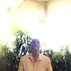Hiram सुनें, म्यूज़िक वीडियो देखें, बायो पढ़ें, दौरे की तारीखें और बहुत कुछ देखें!