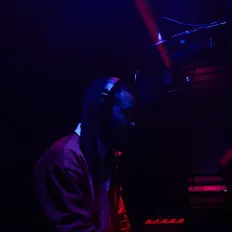收听 9d4 JU、观看音乐视频、阅读小传、查看巡演日期等 ！