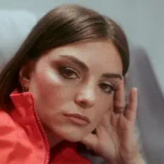 收听 Nina Blóm、观看音乐视频、阅读小传、查看巡演日期等 ！