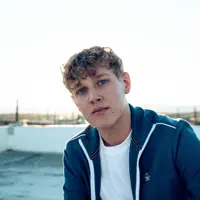 undefined을(를) 듣고, 뮤직 비디오를 보고, 약력을 읽고, 투어 일정 등을 확인하세요!