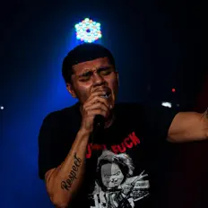 Riqué सुनें, म्यूज़िक वीडियो देखें, बायो पढ़ें, दौरे की तारीखें और बहुत कुछ देखें!