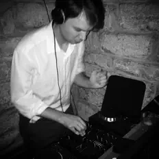 收听 Mauvais Parisien.、观看音乐视频、阅读小传、查看巡演日期等 ！