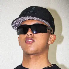 Hör dir Lion Savage an, schau dir Musikvideos an, lies die Biografie, finde Tourdaten und mehr!