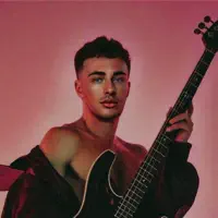 Écoutez undefined, regardez des vidéoclips, lisez la biographie, consultez les dates de tournée et plus encore !