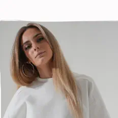 Hör dir VIVI an, schau dir Musikvideos an, lies die Biografie, finde Tourdaten und mehr!