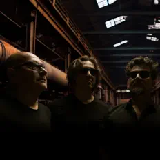 Eski Limanを聴いたり、ミュージックビデオを鑑賞したり、経歴やツアー日程などを確認したりしましょう！