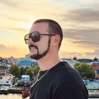 Luister naar undefined, bekijk muziekvideo's, lees de bio, bekijk de tourdata, en meer!