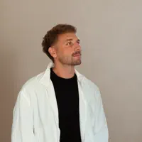 Ascolta undefined, guarda video musicali, leggi la biografia, vedi le date del tour & altro!