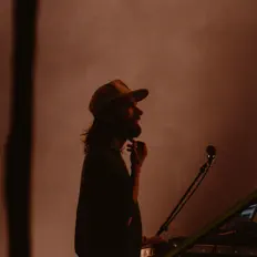 Ouve Andrew Vutsinas, vê vídeos de música, lê a biografia, vê as datas da digressão e muito mais!