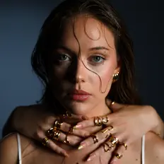 Posłuchaj wykonawcy Emilie, obejrzyj teledyski, przeczytaj biografię, zobacz daty tras koncertowych i nie tylko!