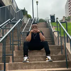 Poslechněte si interpreta JeremyTheShades, sledujte hudební videa, přečtěte si životopis, podívejte se na data turné a další informace.
