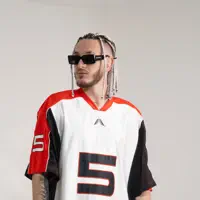 Ascolta undefined, guarda video musicali, leggi la biografia, vedi le date del tour & altro!