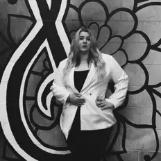 收听 Jenna Rae、观看音乐视频、阅读小传、查看巡演日期等 ！