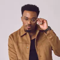 Hör dir undefined an, schau dir Musikvideos an, lies die Biografie, finde Tourdaten und mehr!