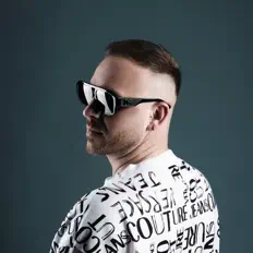 Escucha a Lindii, mira vídeos musicales, lee la biografía, consulta fechas de giras y mucho más.