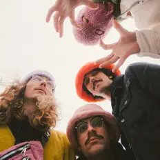 Moonback Stageを聴いたり、ミュージックビデオを鑑賞したり、経歴やツアー日程などを確認したりしましょう！