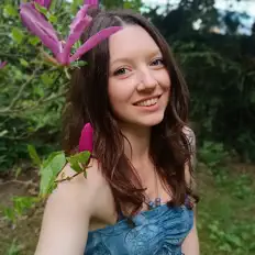 聆聽 Rising Roses、觀看音樂影片、閱讀小傳、查看巡演日期等！